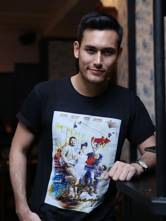 Arifin Putra hadiri peluncuran poster film ‘Negeri Van Oranje’ di kawasan Kuningan, Jakarta Selatan, Jumat (7/8/2015). Aktor tampan ini memerankan tokoh Banjar dalam film yang digarap oleh Rumah Produksi Falcon Pictures.  (Galih W. Satria/Bintang.com)
