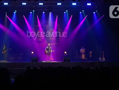 Grup musik akustik, Boyce Avenue saat menghibur para fans dalam konser bertajuk 'Boyce Avenue Live in Jakarta' di Hotel Pullman Jakarta Central Park, Jakarta, Minggu (27/4/2025). (Liputan6.com/Angga Yuniar)