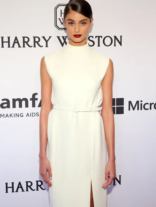 Model muda berbakat, Taylor Hill mempunyai bibir yang tak kalah seksi dengan aktris lainnya. Dirinya sering disebut 'Snow White', karena memiliki alis yang indah dan bibir yang sangat menggoda. (AFP/Bintang.com)