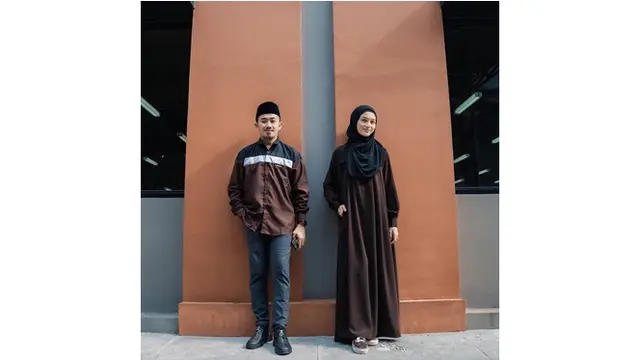 6 Potret Ustaz Syam Elmarusy dan Istri Pakai Baju Senada, Serasi Banget