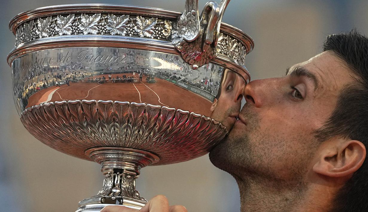 Novac Djokovic berhasil mengangkat piala French Open 2021 setelah sukses mengandaskan Stefanos Tsitsipas di Roland Garros, Paris, Prancis pada Senin (14/06/2021) dini hari WIB. Mereka harus bertarung lima set. (Foto: AP/Michel Euler)