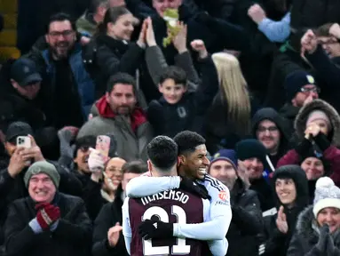 Aston Villa memastikan tempat di perempat final FA Cup setelah menang 2-0 atas Cardiff City. Ini adalah pertama kalinya mereka mencapai babak ini sejak 2015. (AFP/Oli Scarff)