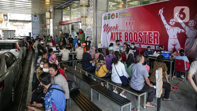 FOTO: Pedagang Pasar Tanah Abang Jalani Vaksinasi Booster COVID-19