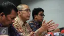 Direktur Hukum PSSI, Aristo Pangaribuan (kedua kanan) memberikan keterangan di kantor PSSI, Jakarta, Selasa (8/3/2016). Aristo berharap pihak Kemenpora mau menghormati putusan Mahkamah Agung terkait SK Pembekuan PSSI. (Liputan6.com/Helmi Fithriansyah)