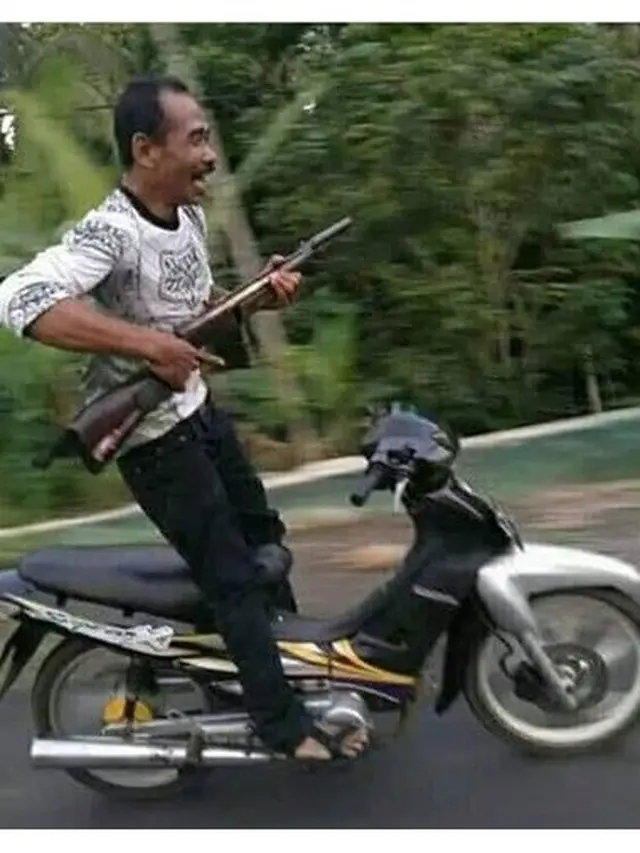 Aksi Bapak-bapak Saat Naik Kendaraan Ini Bikin Tepuk Jidat