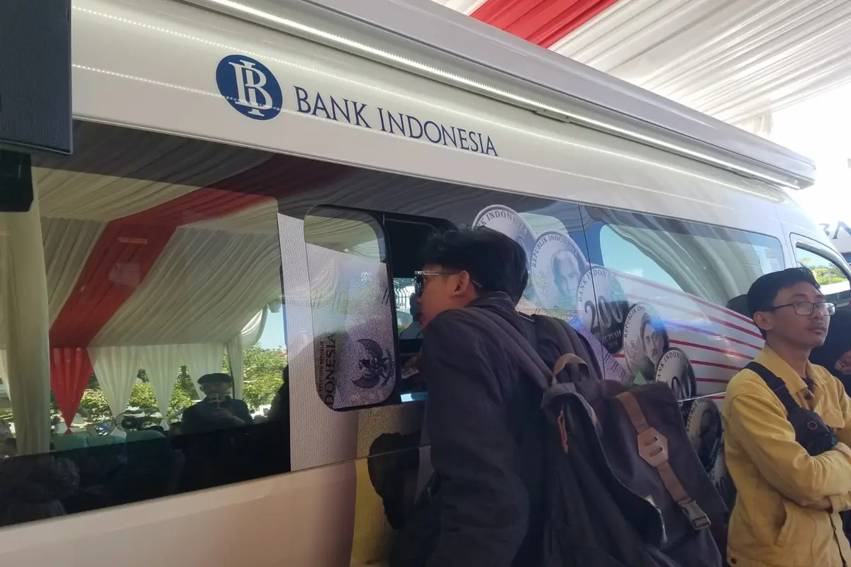 Salah seorang warga tengah melakukan penukaran uang di salah satu titik lokasi penukaran yang telah ditentukan Kantor Perwakilan (KPw) Bank Indonesia (BI) Tasikmalaya. Jawa Barat. (Liputan6.com/Jayadi Supriadin)