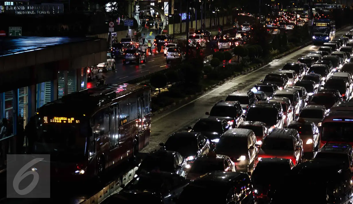 Kendaraan terjebak kemacetan di Jalan Jenderal Sudirman, Kamis (10/11). Hujan yang mengguyur kawasan Jakarta membuat sejumlah ruas jalan di beberapa titik Ibu Kota mengalami kemacetan luar biasa. (Liputan6.com/Faizal Fanani)