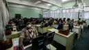 Suasana pelaksanaan Asesmen Nasional  Berbasis Komputer (ANBK) 2021 di SMK 15, Jakarta, Rabu (22/9/2021). ANBK  SMK  digelar 20-23 September 2021 dengan mematuhi protokol kesehatan dan ANBK merupakan pengganti Ujian Nasional (UN). (Liputan6.com/Johan Tallo)