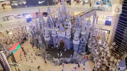 Menjelang Hari Raya Natal dan Tahun Baru (Nataru), Mal Senayan City menyuguhkan ornamen bertema Whimsical Festivity. (Liputan6.com/Herman Zakharia)