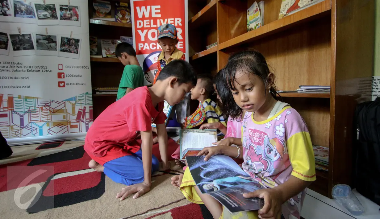 Sejumlah anak membaca buku di Yayasan 1001 Buku, Jakarta, Senin (8/5). Memperingati Hari Pendidikan Nasional pada 2 Mei, TIKI mendonasikan dana untuk Yayasan 1001 Buku yang mempunyai jaringan hingga ke pelosok negeri. (Liputan6.com/Faizal Fanani)