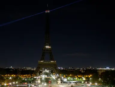 Lampu Menara Eiffel di Paris, dimatikan pada Rabu (21/10/2020). Kondisi gelap gulita itu untuk memberikan penghormatan terhadap Samuel Paty, seorang guru sejarah yang dipenggal kepalanya pada Jumat (16/10) lalu. (GEOFFROY VAN DER HASSELT / AFP)