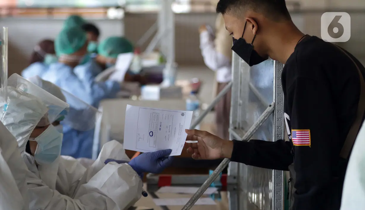 Warga menerima hasil rapid test antigen di Terminal Bus Antar Kota Antar Provinsi Kampung Rambutan, Jakarta, Kamis (20/5/2021). Penumpang bus yang tiba maupun akan berangkat diwajibkan menjalani pengecekan bebas COVID-19 melalui rapid test antigen atau GeNose. (Liputan6.com/Helmi Fithriansyah)