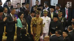 Presiden Joko Widodo dan Wakil Presiden Jusuf Kalla menghadiri Sidang Bersama DPD-DPR di Kompleks Parlemen, Senayan, Jakarta, Jumat (16/8/2019). Di Sidang Bersama DPR-DPD ini Jokowi mengenakan pakaian adat Sasak NTB sementara Wapres JK memakai baju khas Betawi. (Liputan6.com/Johan Tallo)