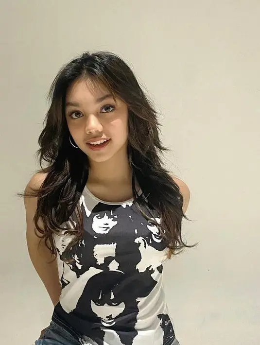 Untuk rambut panjang, kamu bisa tiru model rambut layered hairstyles ala Naura Ayu ini. Penuh gaya! (Instagram/naura.ayu).