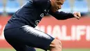 Penyerang Prancis, Kylian Mbappe mengontrol bola saat mengikuti latihan di Andorra La Vella (10/6/2019). Prancis akan bertanding melawan timnas Andorra pada grup H Kualifikasi Piala Eropa 2020 di Estadi Nacional d'Andorra. (AFP Photo/Franck Fife)