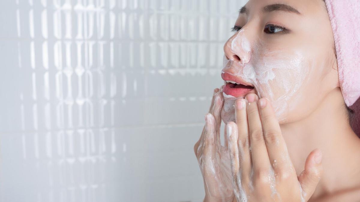 Kulit Berjerawat, Ini Kunci Memilih Facial Wash yang Tepat