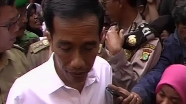 Korban Banjir Terima Beras dari Gubernur Jokowi