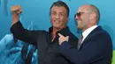 Aktor Jason Statham dan Sylvester Stallone berpose saat menghadiri pemutaran perdana Warner Brothers Pictures "The Meg" di Los Angeles, California, (6/8). Meg adalah film horor fiksi ilmiah 2018 yang disutradarai Jon Turteltaub. (AFP Photo/Lisa O'Connor)