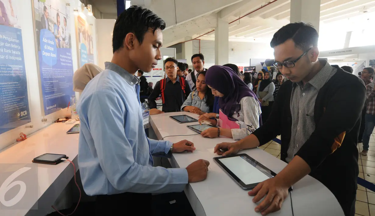 Sejumlah pelamar mengisi berkas lamaran melalui sistem digital di salah satu stand perusahaan di acarac Job for Career di Stadion GBK Jakarta, Rabu (30/9/2015). Job for Career berlangsung pada 29 dan 30 September 2015. (Liputan6.com/Helmi Fithriansyah)