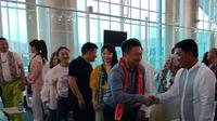 Gubernur Sulut Yulius Selvanus saat menyambut kedatangan ratusan turis dari Cina di Bandara Sam Ratulangi Manado pada, Senin (31/3/2025).