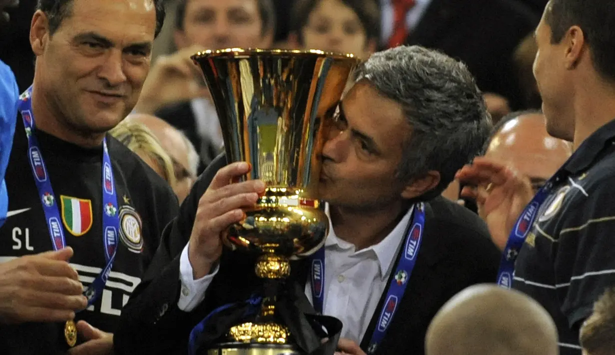 Pada musim perdananya, Mourinho berhasil memenangkan gelar Serie A dan Supercoppa Italiana. Pria asal Portugal itu meraih kesuksesan yang lebih besar pada musim berikutnya. (Foto: AFP/Alberto Lingria)