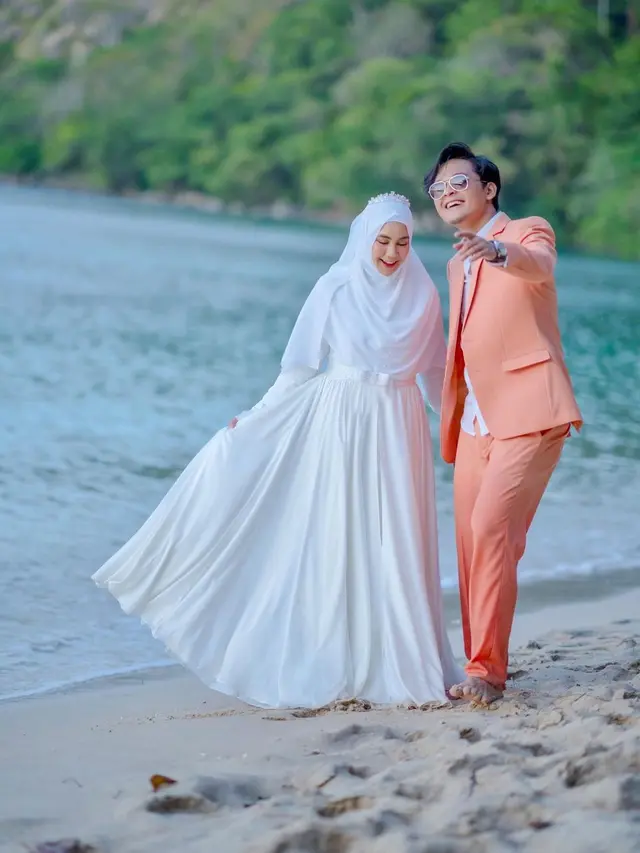 7 Potret Mesra Anisa Rahma dan Suami yang Kini Jalani Progam Bayi Tabung