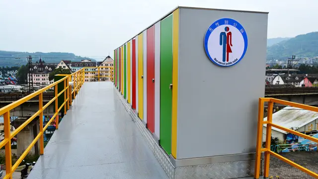 Aneh, Tiongkok Bangun Toilet Umum di Jembatan Penyeberangan Orang