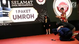 Karyawan Susanti sujud syukur menerima apresiasi berupa paket umroh pada acara Golden Heart Award di Lippo Mall Puri, Jakarta, Rabu (13/3). Program apresiasi ini diharapkan dapat lebih meningkatkan kejujuran. (Liputan6.com/Fery Pradolo)
