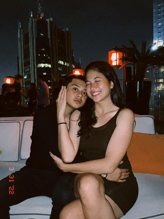 Sitha Marino makin jatuh hati melihat gaya rambut baru Bastian Steel