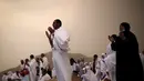 Peziarah Muslim berdoa di Jabal Rahmah dekat tepi Arafah saat ibadah haji, Arab Saudi (22/9/2015). Jabal Rahmah diyakini umat Muslim, sebagai tempat pertemuan antara Adam dan Hawa. (REUTERS / Ahmad Masood)
