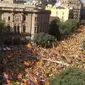 Puluhan ribu masyarakat Catalan berkumpul di pusat kota untuk melakukan long march dalam menyambut referendum. (Christanto / Instagram: @infia_fact)