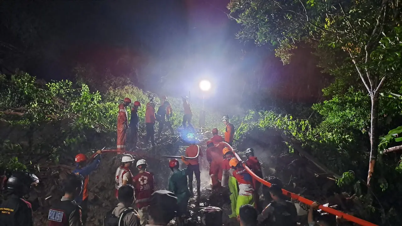 Longsor di Pejagoan, Kebumen, dua orang dilaporkan tertimbun material longsor, Sabtu malam (9/11/2024). (Foto: Liputan6.com/Basarnas Cilacap)