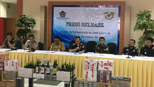 Peredaran rokok tanpa pita cukai ternyata masih terjual bebas di Provinsi Banten. (Liputan6.com/Pramita Tristiawati)