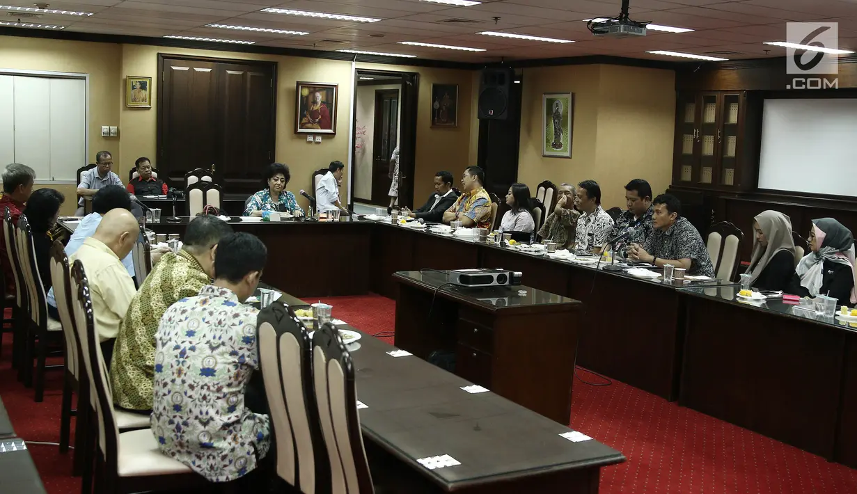 Suasana silaturahmi antara pengurus Walubi dan Emtek Group di kantor Walubi Jakarta, Selasa (13/11). Kunjungan tersebut dalam rangka menjalanin kerjasama bidang sosial. (Liputan6.com/Herman Zakharia)