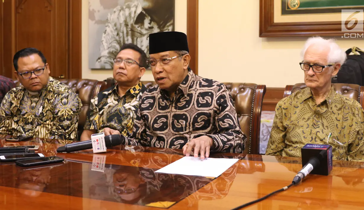 Ketua Umum Pengurus Besar Nahdlatul Ulama (PBNU), KH Said Aqil Siradj (kedua kanan) bersama Rohaniawan Katolik Romo Franz Magnis Suseno (kanan) menggelar konferensi pers Tokoh Bangsa Lintas Iman untuk Papua Damai di Jakarta, Senin (9/9/2019). (Liputan6.com/Angga Yuniar)