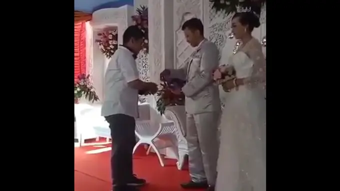 Ini Dia Pengantin yang Menyediakan Mesin Debit di Pernikahannya