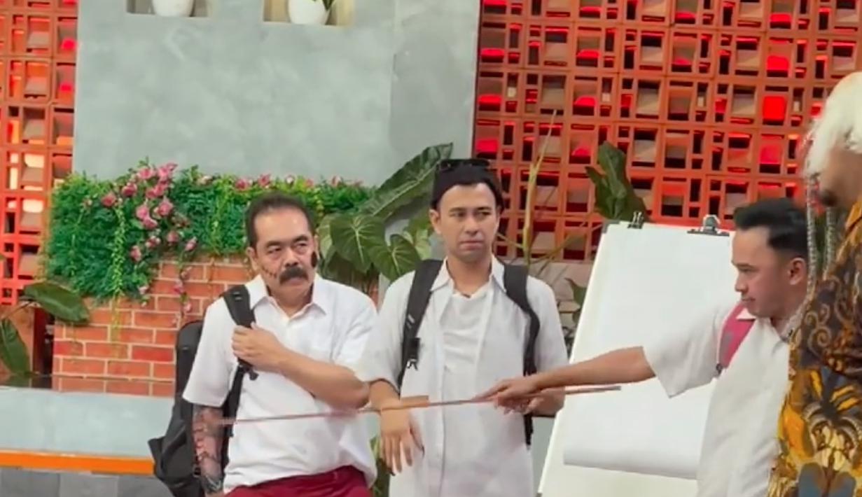 Pelantun “Kocok-kocok” dan “Masa Lalu” terbahak melihat Adam Suseno jadi anak SD. Mengenakan seragam SD, ayah Yusuf Ivander Damares beradu akting dengan Raffi Ahmad dan Ruben Onsu. Yang bikin ngakak, kumis Adam Suseno tetap bertengger di atas bibir. “Ya allah, anak SD kumisan wkwkwk. Dam daaam!” tulis Inul Daratista menyertai video yang diunggah pada 11 April 2022. (Foto: Dok. Instagram @inul.d)