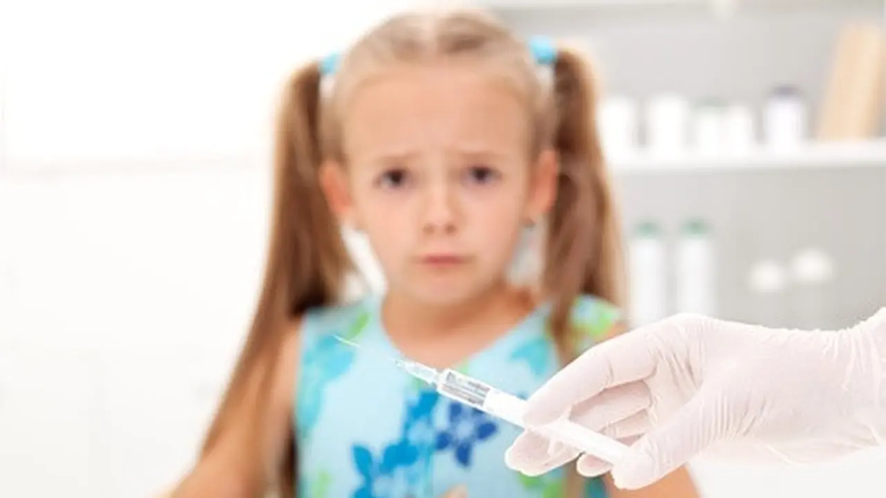 5 Cara Agar Anak Tidak Takut Jarum Suntik