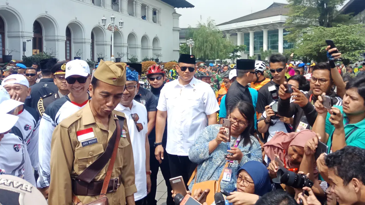 Presiden Jokowi mengenakan kostum ala pejuang di peringatan Hari Pahlawan Nasional di Bandung.