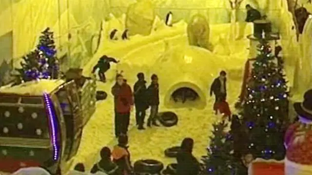 Wisata Snow City, Ramai-ramai Nonton Dinosaurus 'Membeku'
