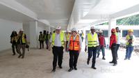 Anggota FIBA, Erick Thohir (tengah) mendampingi perwakilan FIBA melihat venue Istora Senayan, Jakarta, (18/10/2017). Kunjungan ini untuk melihat kesiapan Indonesia sebagai tuan rumah Piala Dunia Basket 2023. (Bola.com/Nicklas Hanoatubun)