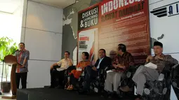 Bambang Soesatyo (kanan) memberi kata pengantar dalam diskusi dan bedah buku berjudul Indonesia Gawat Darurat di Jakarta, (31/8/2014). (Liputan6.com/Helmi Fithriansyah)