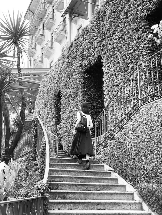 Foto-foto tersebut diambil ketika Song Hye Kyo berada di Lake Como, Italia yang terkenal dengan keindahannya.