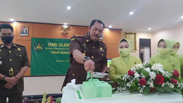Dengan suasana sederhana, Kepala Kejaksaan Negeri Garut Sugeng Hariadi, tengah memotong kue dalam rangkaian perayaan HUT Kejaksaan RI ke-60 di Kantor Kejaksaan Negeri Garut, Jawa Barat.