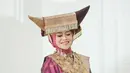 <p>Dalam prosesi Malam Bainai, Lesti tampil menawan dalam balutan busana adat khas Minang, yakni Bundo Kanduang Minangkabau warna ungu, dengan beberapa detail berwarna keemasan. (Instagram/aldiphoto).</p>