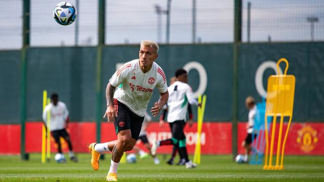 Foto: Mason Mount Vs Lisandro Martinez, Dulu Bertengkar Kini My Bro