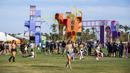 Pengunjung berjalan-jalan di Coachella Music and Arts Festival, Empire Polo Club, Indio, California, Amerika Serikat, 15 April 2022. Niki Zefanya dan Rich Brian menjadi musisi Indonesia pertama yang tampil di Coachella. (Photo by Amy Harris/Invision/AP)