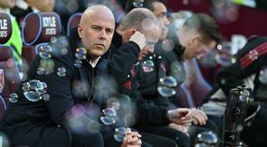 Pelatih Liverpool, Arne Slot saat laga Liga Inggris 2025/2026 melawan West Ham di London Stadium, London, Inggris, Minggu (30/11/2025) waktu setempat. (AFP/Ben Stansall)