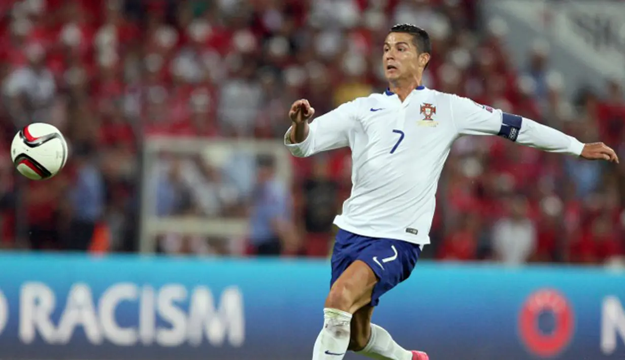 Aksi Cristiano Ronaldo saat laga Portugal melawan Albania dalam kualifikasi Euro 2016 di Elbasan Arena, Albania, Selasa (8/9/2015). Portugal menang 1-0 tetapi bukan dicetak oleh CR7 namun oleh Miguel Veloso di saat injury time. (AFP Photo/Gent Shkullaku)