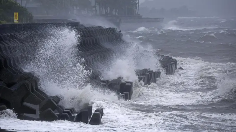 Ombak tinggi akibat Topan Shanshan di Prefektur Kagoshima, Jepang. (AP)